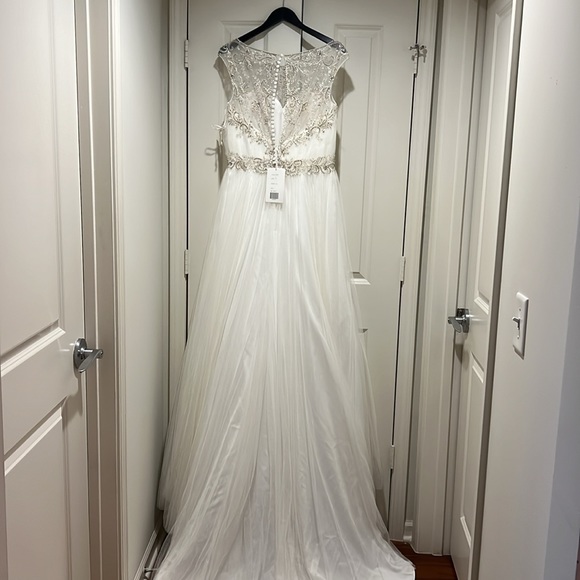 Brand new, never been worn wedding dress - Picture 9 of 14